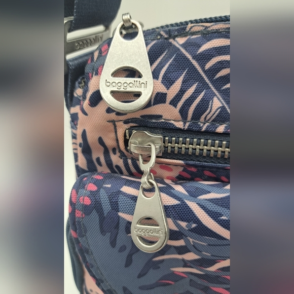 Baggallini Calais Crossbody Bag - Picture 3 of 15